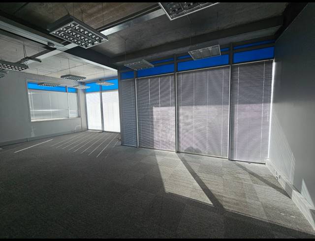 638M² OFFICE TO LET IN PAARDEN EILAND